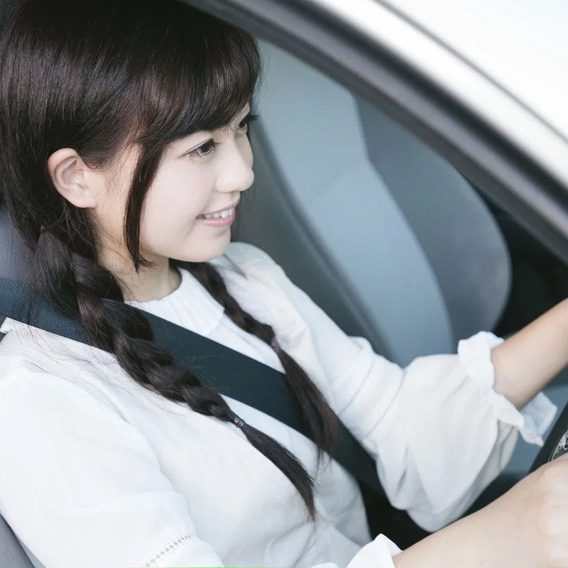 自家用車を運転して移動する女性