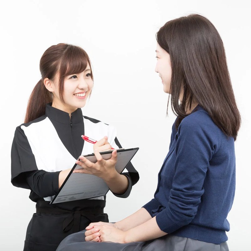 お客様にカウンセリングを行うセラピスト